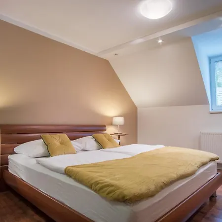 Old Town 3 Bedroom Presidential Loft Apartman